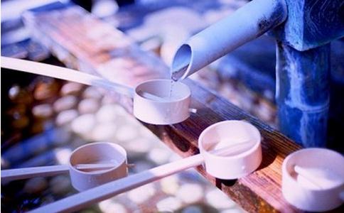 释迦牟尼-愚人喝水：弱水三千，只取一瓢，足矣！